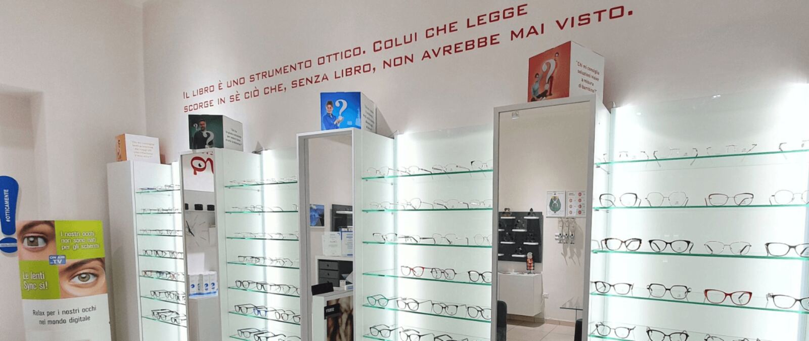 L'interno del centro Otticamente ad Acerra, con le montature esposte